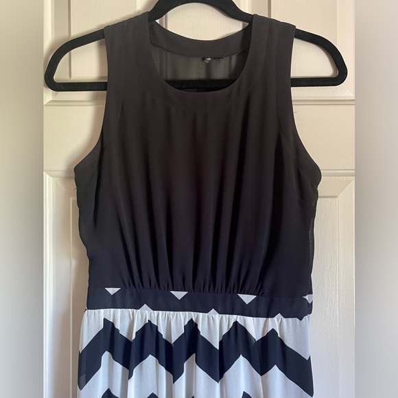 Beautiful women’s chevron stripe maxi dress size SMALL - Picture 5 of 6